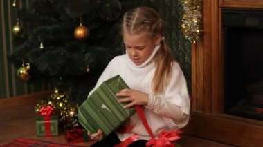Kız kendisi için en iyi Noel hediyesi seçmek.