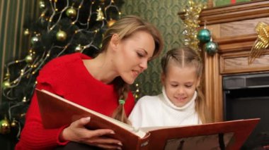 Annesi kızına bir hikaye okuma.