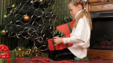 hediyeleri Noel ağacı altında üzerinden baktığımda bir kız. çocuk ve hediyeler.