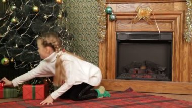 hediyeleri Noel ağacı altında üzerinden baktığımda bir kız. çocuk ve hediyeler.