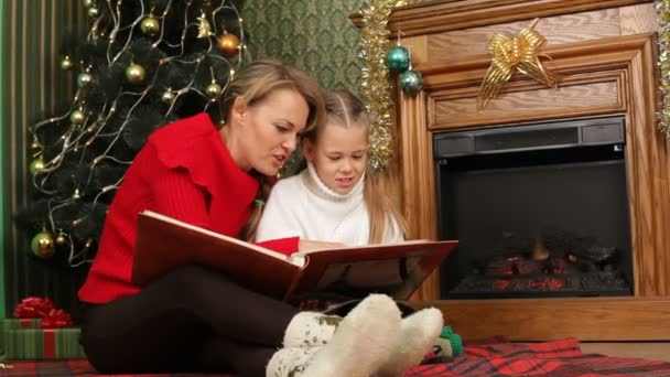 Madre leggendo un racconto a sua figlia . — Video Stock