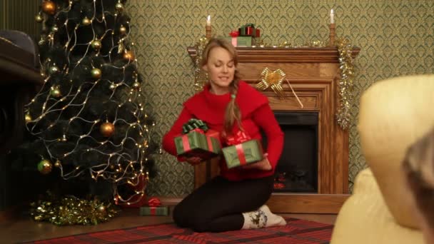 Madre ocultando regalos para Navidad . — Vídeos de Stock