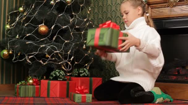 Девушка выбирает лучший подарок на Рождество для себя . — стоковое видео