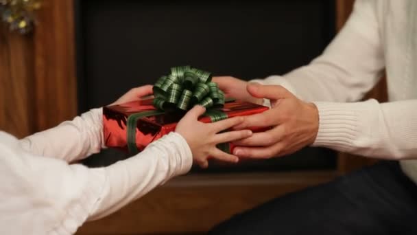 Regalos de presentación familiar en Navidad. Presentando regalos . — Vídeos de Stock