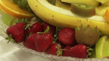 şenlikli masaya taze meyve.