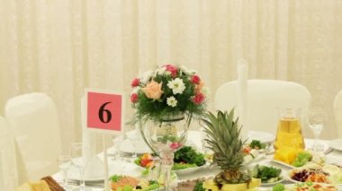 Çiçeklerle süslenmiş festival masası..