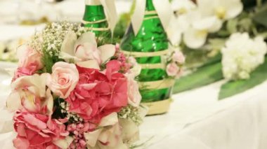 Çiçeklerle süslenmiş festival masası..