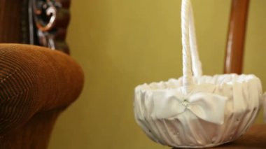 bir düğün töreni için dekore edilmiş sepetler.