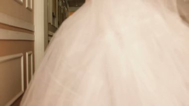 gelini düğünden önce bir elbise.