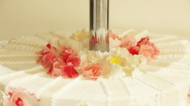 Çiçeklerle süslenmiş festival masası..