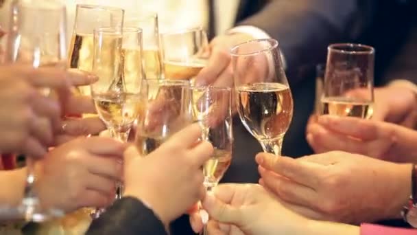 Invitados levantando copas para un brindis en una boda . — Vídeo de stock