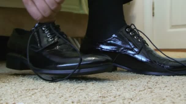 Man putting on his leather shoes. — Stock Video