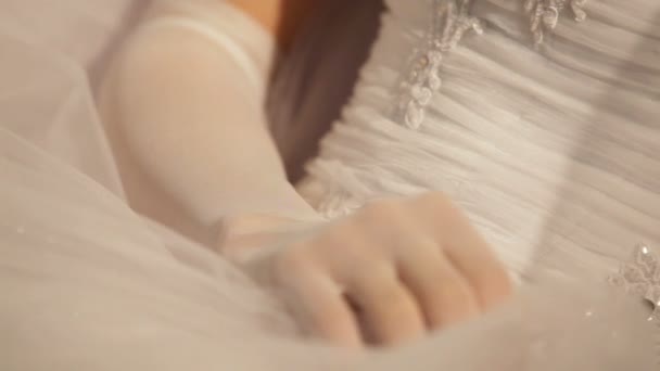 Bruid, haar trouwjurk en witte handschoenen dragen. — Stockvideo