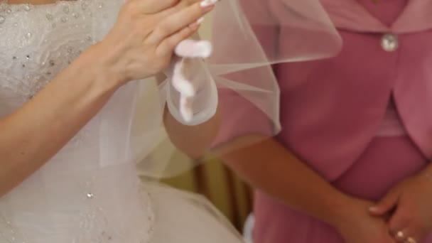 Novia poniéndose sus guantes de boda . — Vídeos de Stock