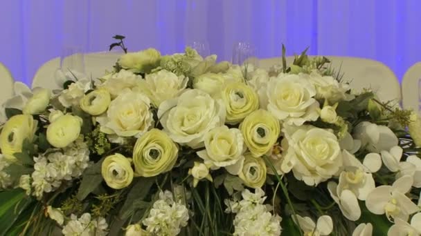 Wedding table decorated with a big yellow bouquet. — Stock Video