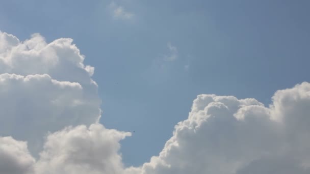 Σύννεφα στον ουρανό σε μια ηλιόλουστη ημέρα. πάροδο του χρόνου. — Αρχείο Βίντεο