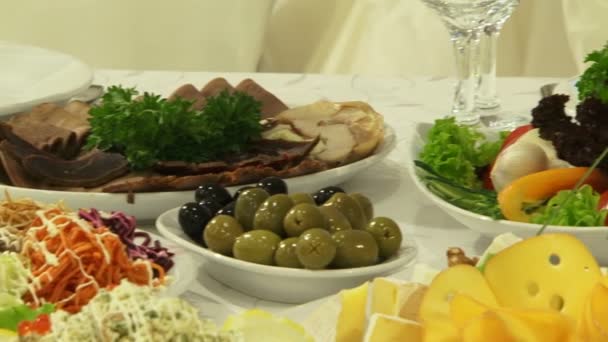 Yiyecek ve içecekler ile şenlikli düğün masa. — Stok video