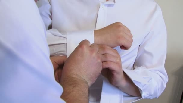 Homme habillage pour mariage — Video