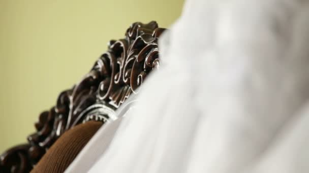 Bridal veil en jurk bereid voor de ceremonie. — Stockvideo