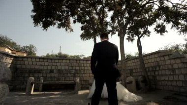 damat gelini bir parkta öpücük