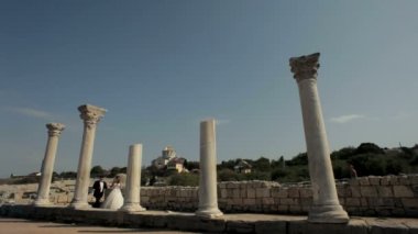 yeni evliler antik bir uygarlık kalıntıları yürüyüş.