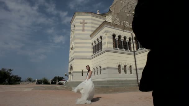 Couple marié marchant près de l'église . — Video