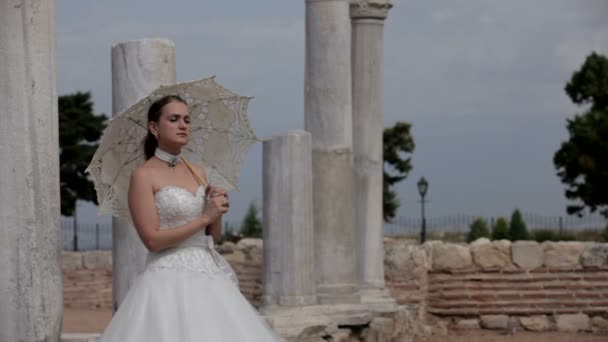 Невеста под зонтиком — стоковое видео