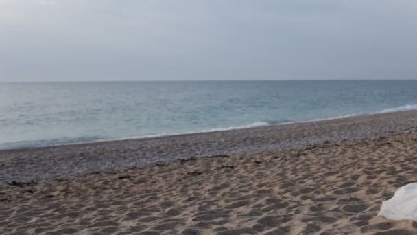 Recém-casados relaxar na praia de areia . — Vídeo de Stock