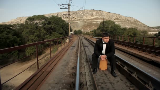 Bräutigam wartet nervös an der Bahn — Stockvideo