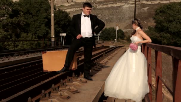 Jeunes mariés debout sur le rail — Video