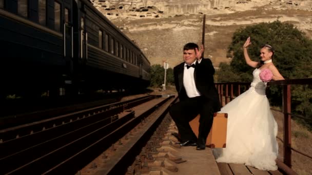 In de buurt van de rail Newlyweds — Stockvideo