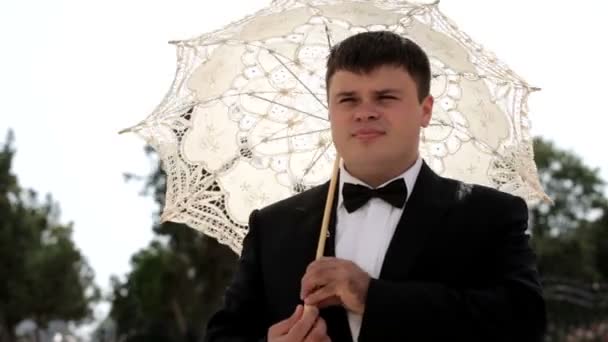 Groom under umbrella — Stock Video