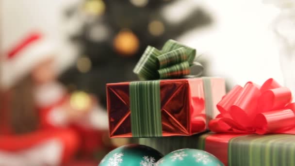 Veel van Kerstcadeaus en een kind. — Stockvideo