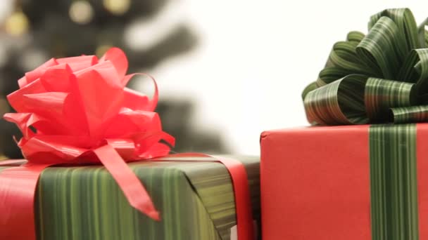 Veel van Kerstcadeaus en een kind. — Stockvideo