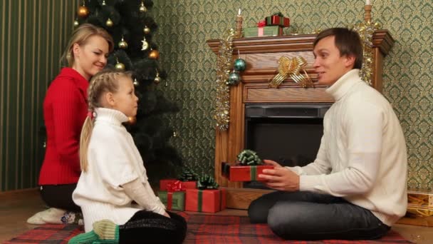 Familia presentándose regalos el uno al otro . — Vídeos de Stock