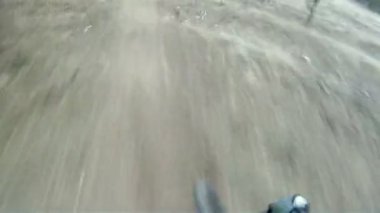 kişi ormanda bisiklet sürmek.