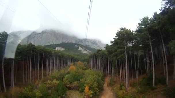 Tramway aérien se dirigeant vers une montagne . — Video