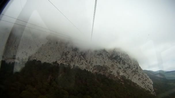 Luftseilbahn fährt auf einen Berg zu. — Stockvideo