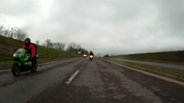 Motociclistas se movendo rápido na estrada . — Vídeo de Stock
