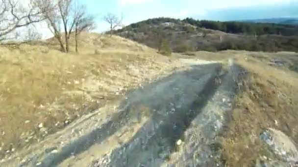 Person radelt an einem sonnigen Tag in einem Dorf. — Stockvideo