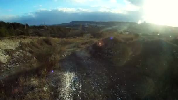 Cyklist ridning längs en kulle under en tävling. — Stockvideo