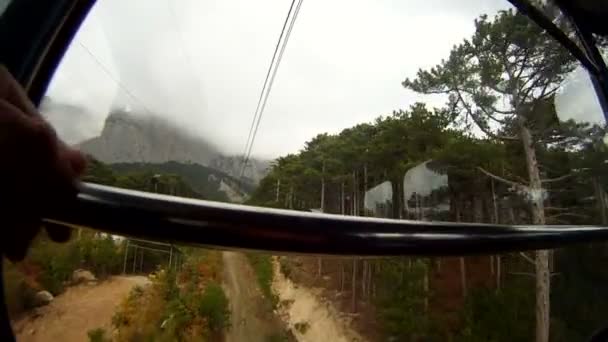 รถรางทางอากาศมุ่งหน้าไปยังภูเขา . — วีดีโอสต็อก