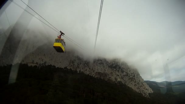 Aerial tramway heading towards a mountain. — Stock Video