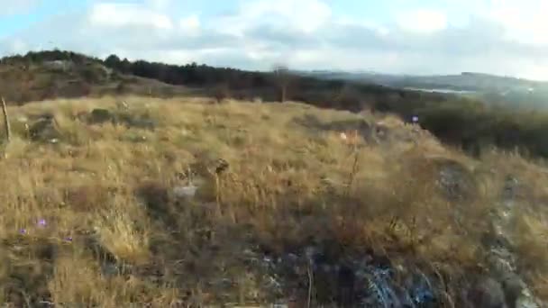 Ciclista a cavallo lungo una collina durante una gara . — Video Stock