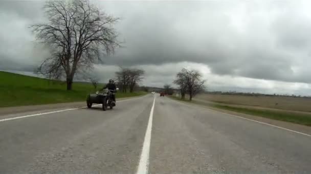 Motocicleta Sidecar movendo-se pela estrada . — Vídeo de Stock