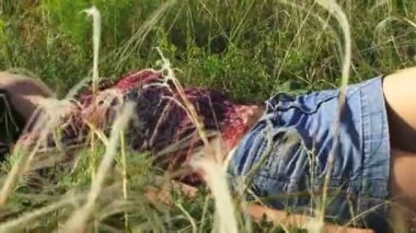 doğa üzerinde oturan bir kız. güzel kız sahasında yalan.