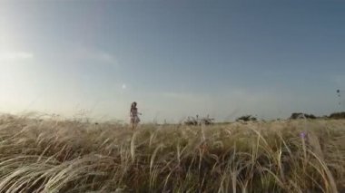 sahada dans kızları. iki güzel kız elele bir alanda dans.