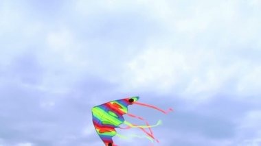 bir uçurtma uçan. uçurtma güzel gökyüzü karşı havada uçar..