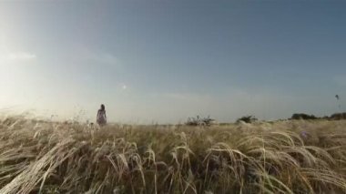 güzel kız yürüyüş alanında