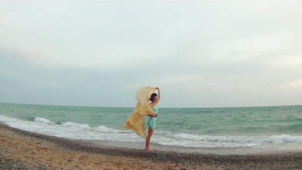 Dziewczyna na plaży z trzepotanie tkaniny — Wideo stockowe